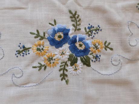 Vyšívaný obrus.,