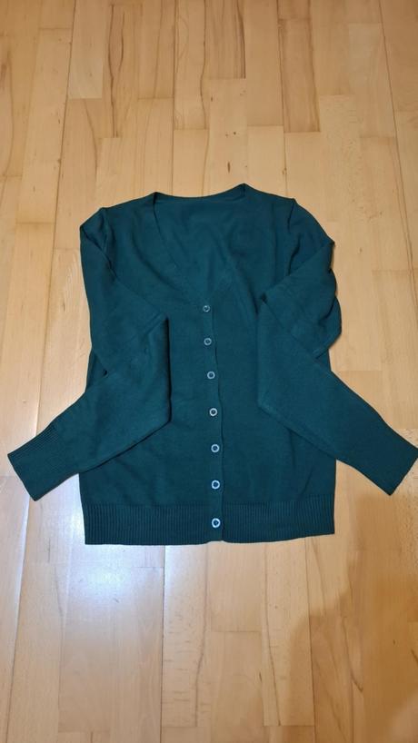 Tmavo zeleny svetrik na gombiky, s