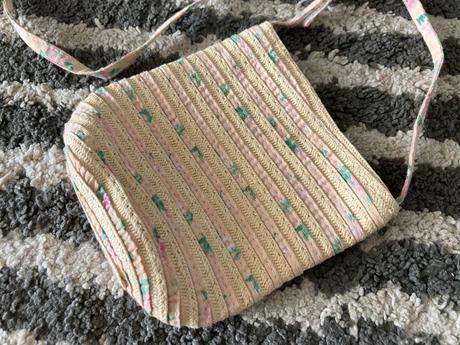 Malá slamená kabelka, 