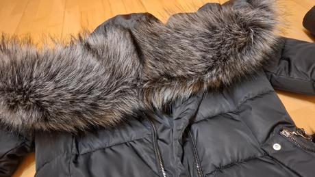 Cierna zimna bunda s mohutnou kozusinou, s
