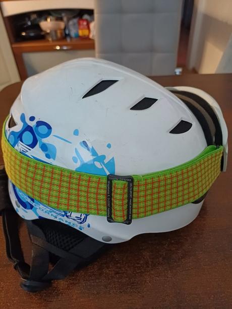 Dievcenska prilba a okuliare, s