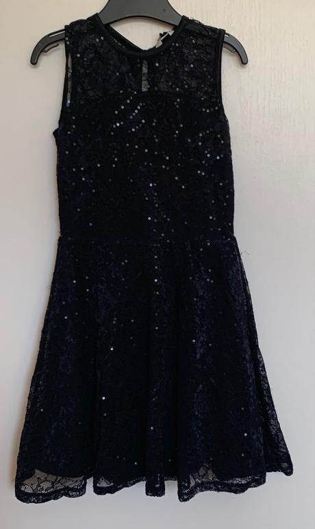 Čierne čipkované šaty, 134