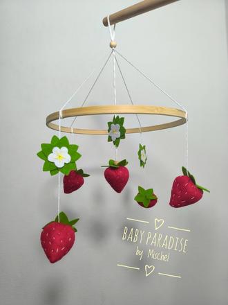 Kolotoč nad postieľku jahôdky, 