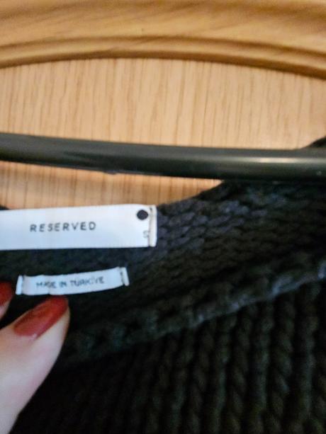 Čierny pulover v. s, reserved,s