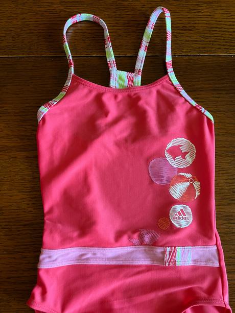 Žiarivé plavky adidas s milými detailmi, adidas,116