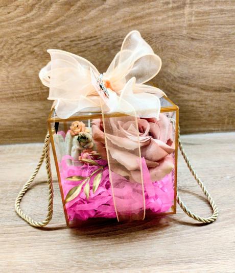 Elegantný darčekový box srdce na dlani,