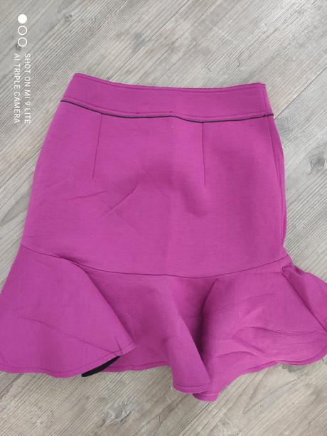 Ruzovo-fialova sukna, s