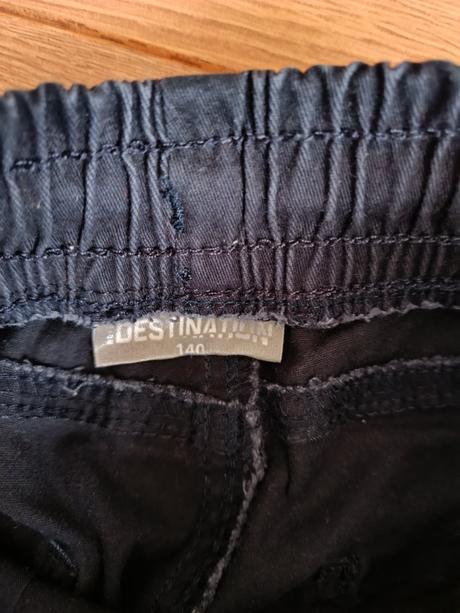 Cierne sportove nohavice 140, 140