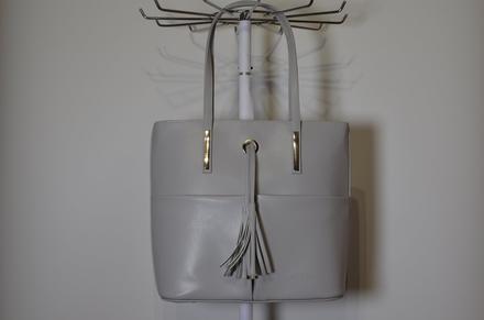 Svetlošedá kabelka, 