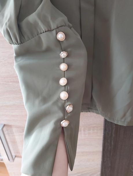 Elegantná khaki blúzka s ozdobnými gombíkmi,