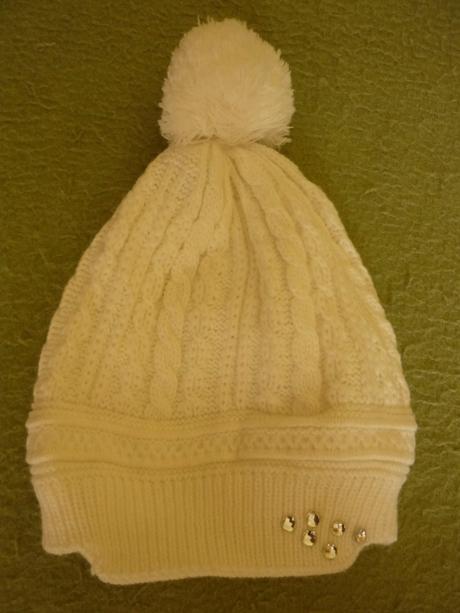 Biela ciapka s kamienkami, l