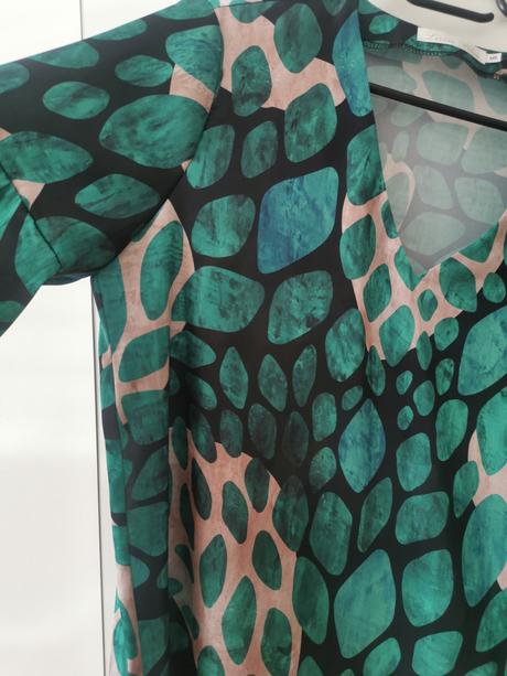 Krásna zaujímava zelená blúzka, s