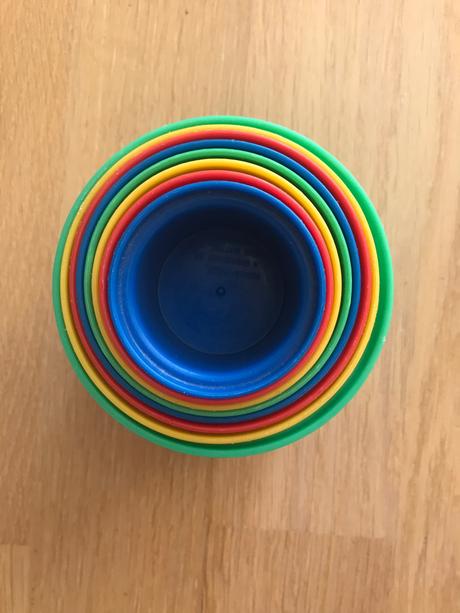 Veža z plastových pohárikov,