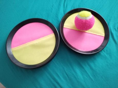 Hra na hadzanie a chytanie lopticky,