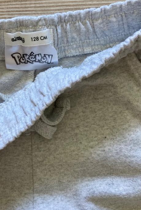 Pekné pokémon tepláčiky, sinsay,128