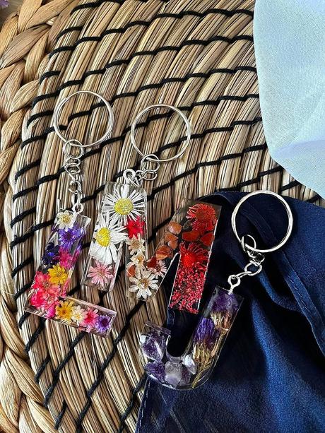 Ručne vyrobené živicové kľúčenky, 