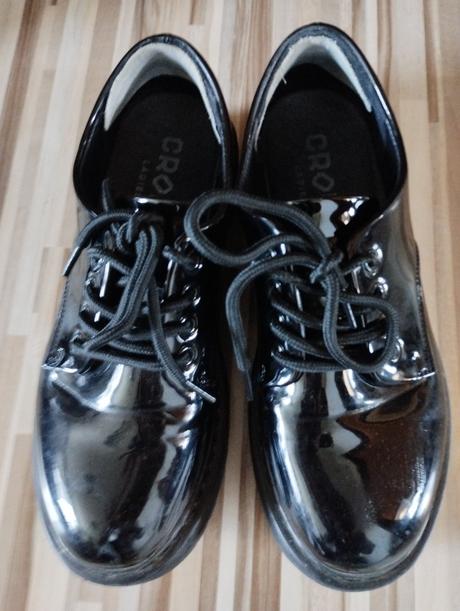 Lesklé topánky, 40