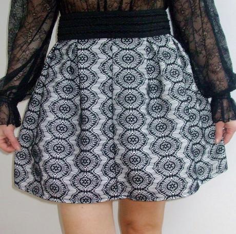 Spoločenská puzdrová sukňa s vyšívaným vzorom, m