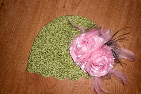 Háčkovaná čiapočka s kvetom, 104