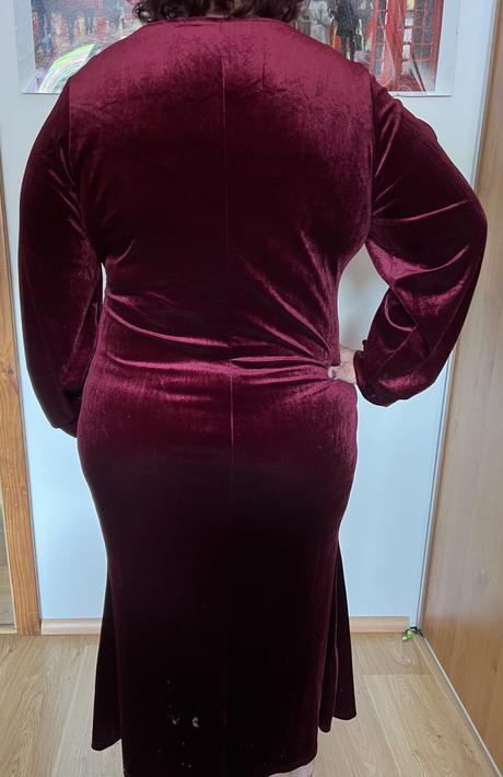 Bordové spoločenské šaty, 48