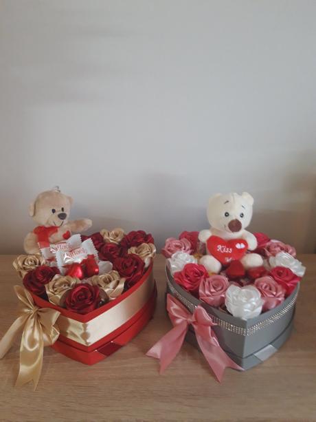 Boxíky plné saténových ruží, 