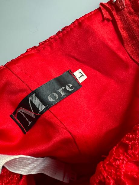 Červené spoločenské šaty, l