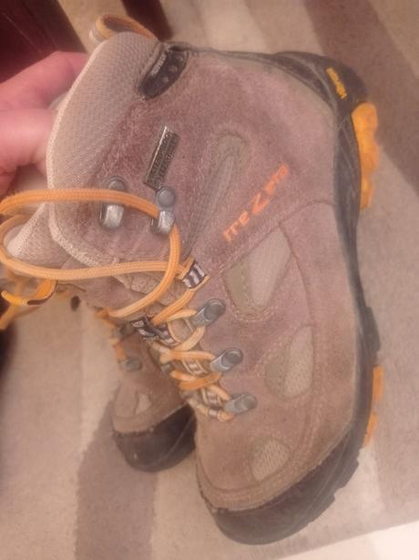 Turisticke kotnikove topanky, 32