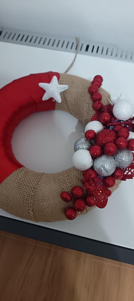 Vianočný veniec s trblietavými doplnkami,