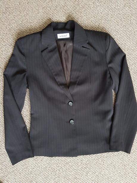 Nohavicový kostým, 36