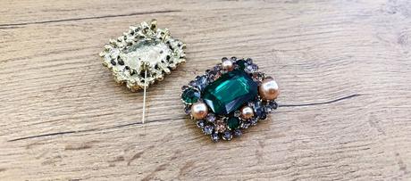 Brošňa - smaragdovo zelená - 48x40 mm, 