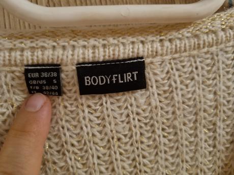 Minimalne noseny svetrik, s