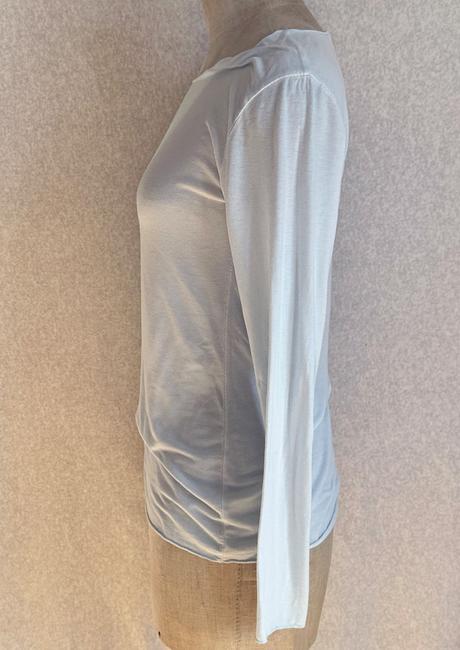 Minimalistické belasomodré tričko, s