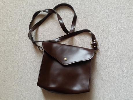 Hneda kabelka,