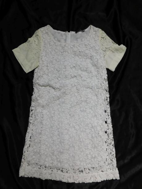 Velmi pekne čipkovane šaty, 34