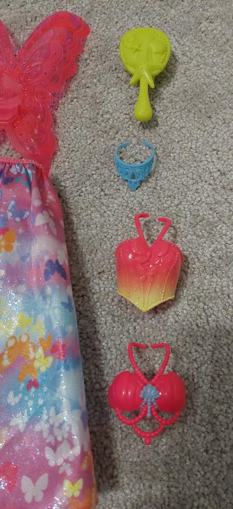 Barbie víla s krídlami a nahradným oblečením, 