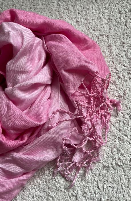 Ružová šatka so strapcami, 