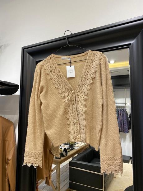 Béžový svetrík s krajkou la mademoiselle, s