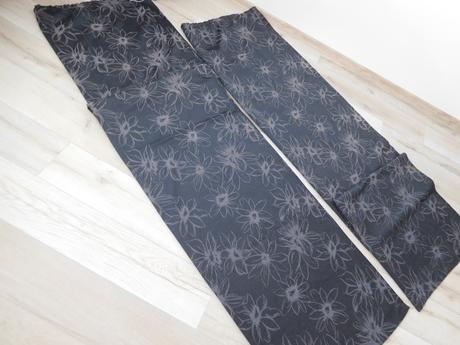 Tmavý záves po bokoch  okna, 