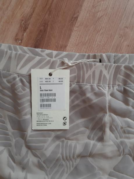 Krásna elastická sukňa s visačkami, l