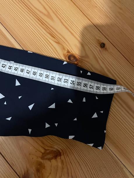 Tmavomodra kosielka s bielymi trojuholnikami, primark,36