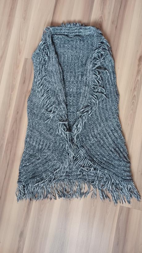 Teplá vesta so strapcami,