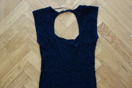 Krajkové malé čierne šaty, pull&bear,38