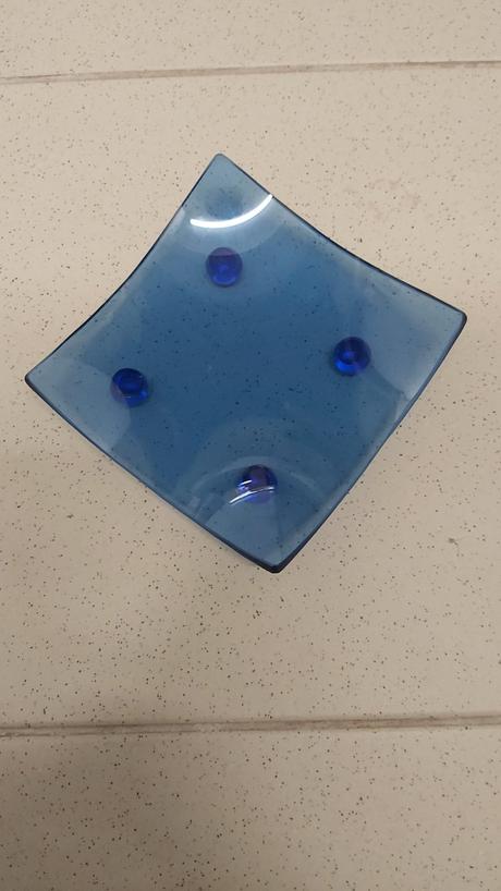 Sklená modrá štvorcová tácka na nožičkách, 