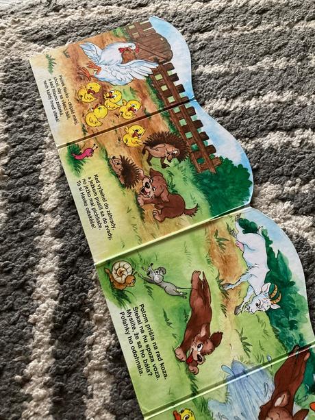 Leporelá pri stole a o psíkovi zo záhradky, 