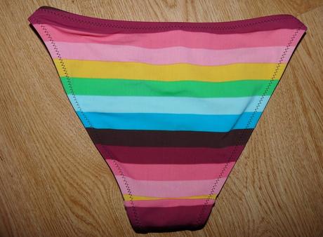 Pásikové plavky, 152