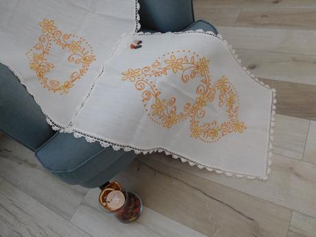 Obrus s oranžovým vzorom,