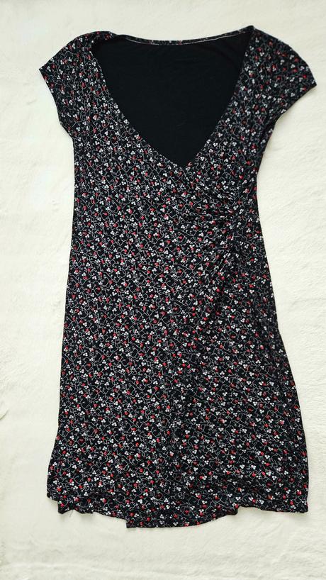 Čierne elastické dámske šaty s prekrytým rozparkom, m