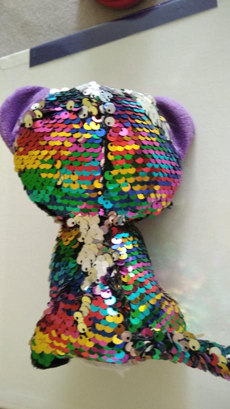 Mačka s premienacimi flitrami,