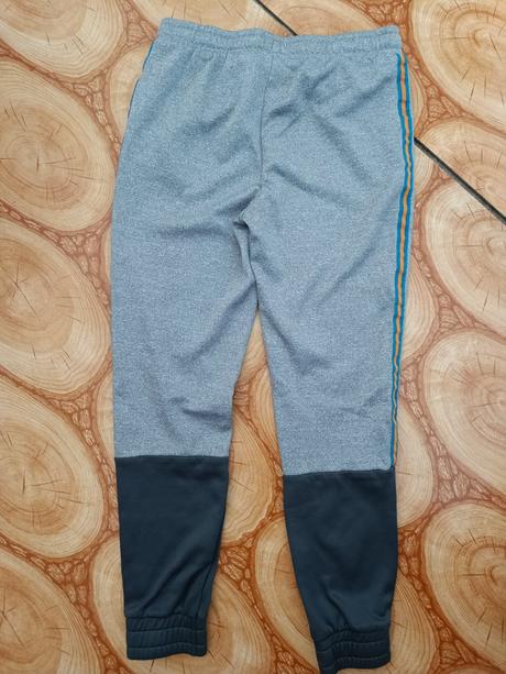 Šedé tepláky, 146