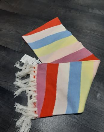 Nový šál s visačkou, reserved